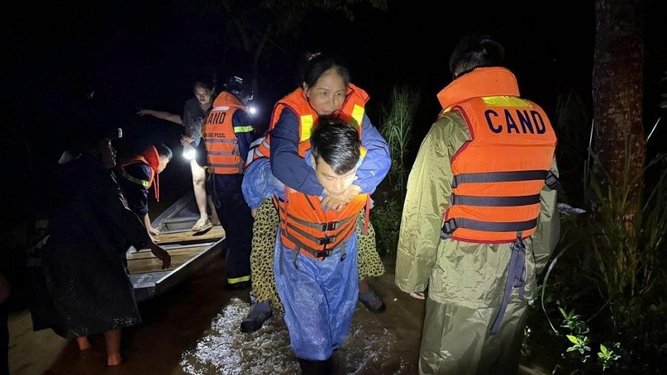 Flash floods, landslides leave three dead, one missing in Nghe An